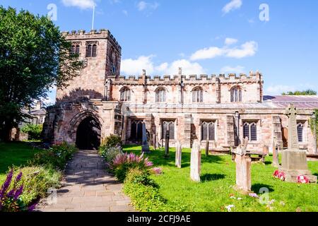 Appleby UK 28. Aug 2020 der blumengesäumte Eingang zur St. Lawrence's Church aus dem 12. Jahrhundert, Appleby, Cumbria, England Stockfoto