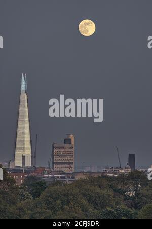 Supermoon steigt über London auf mit dem Shard im Hintergrund Stockfoto