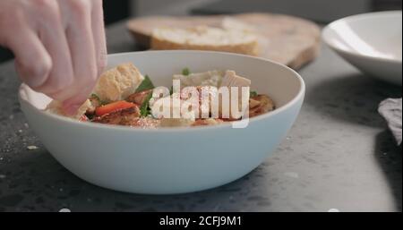 caesar Salat mit Huhn und Kirschtomaten in weißer Schüssel, breites Foto Stockfoto