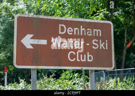 Denham, Buckinghamshire, Großbritannien. September 2020. Die Bäume um den Denham Water Ski Club werden abgeschlagen, während die Bauarbeiten an der umstrittenen Hochgeschwindigkeitsstrecke HS2 von London nach Birmingham vor dem Orbital der A412 North fortgesetzt werden. Große Teile der Landschaft wurden von HS2 Ltd im Rahmen der obligatorischen Bestellungen gekauft. Die umstrittene Eisenbahnlinie stellt 693 lokale Wildtierstätten und 108 alte Waldgebiete auf dem Weg der neuen Eisenbahn in Gefahr. Das Fällen von Bäumen hat in Denham bereits begonnen. Quelle: Maureen McLean/Alamy Stockfoto