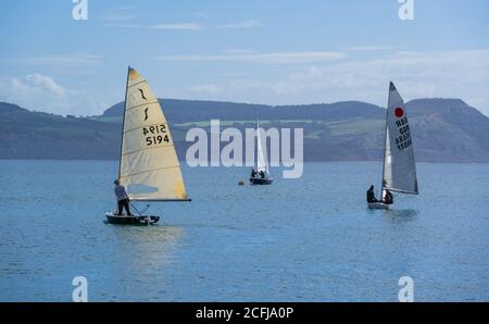 Lyme Regis, Dorset, Großbritannien. September 2020. UK Wetter: Segelboote starten von Lyme Regis Hafen für einen Morgen Segeln in und um Lyme Bay an einem bewölkten Morgen mit einigen warmen sonnigen Zauber. Kredit: Celia McMahon/Alamy Live Nachrichten Stockfoto