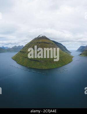 Färöer Inseln Luftdrohnenansicht der Berglandschaft von Kunoy, Blick von Klaksvik im nordatlantik Stockfoto