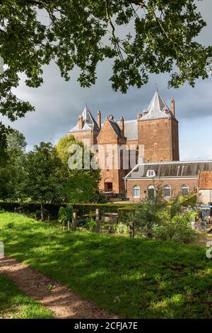 Die Niederlande, Poederoijen, Zaltbommel, Schloss Loevestein genannt. Bekannt durch Hugo de Groot (1583-1645), einen niederländischen Juristen, der den Grundstein für mich legte Stockfoto