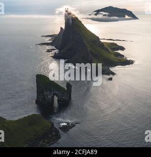 Drangarnir und Tindholmur auf Färöer-Inseln Vagar, Luftdrohnenaufnahme während Sonnenuntergang im Nordatlantik. Färöer, Dänemark, Europa. Stockfoto