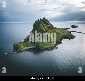 Färöer-Inseln Vagar, Luftdrohnenansicht der Tindholmur-Insel bei Sonnenuntergang im Nordatlantik. Färöer, Dänemark, Europa. Stockfoto