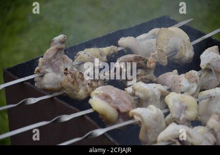Kochen Sie Hähnchenspieße auf dem Grill. Stockfoto