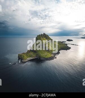 Färöer-Inseln Vagar, Luftdrohnenansicht der Tindholmur-Insel bei Sonnenuntergang im Nordatlantik. Färöer, Dänemark, Europa. Stockfoto