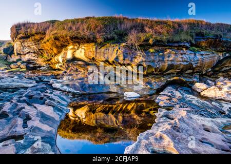 Interessante Felsformation entlang der Pazifikküste in Kamay Botany Bay Nationalpark Stockfoto