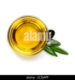 Olivenöl. Natives Olivenöl extra in Glas transparente Schüssel mit Blättern und einer schwarzen Olive. Nahaufnahme, isoliert auf weißem Hintergrund. Stockfoto