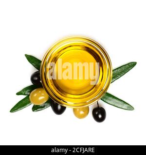 Olivenöl. Griechisches Olivenöl in durchsichtiger Glasschale mit marinierten Oliven und Blättern. Nahaufnahme, isoliert auf weißem Hintergrund. Stockfoto