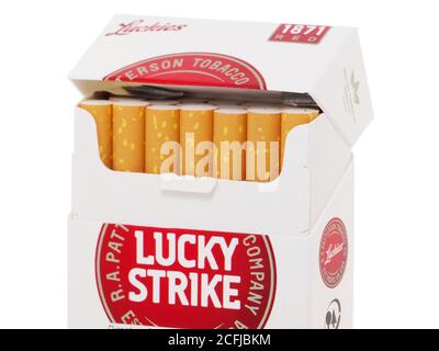 BUKAREST, RUMÄNIEN - 8. APRIL 2017. Lucky Strike Zigarettenpackung im Besitz des British American Tobacco Stockfoto