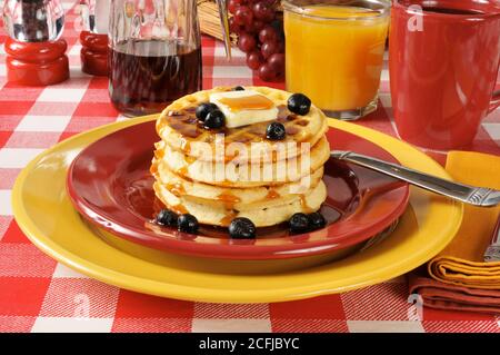 Ein Stapel Buttermilchwaffeln mit frischen Heidelbeeren Stockfoto