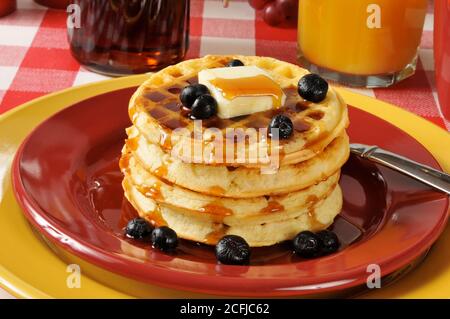 Ein Stapel Hotcakes mit Ahornsirup und frischen Heidelbeeren Stockfoto