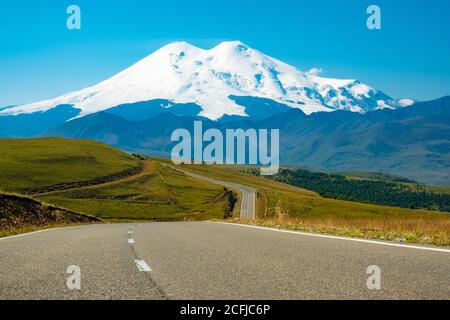 Panoramastraße zur Jilli-su-Spur vor dem Hintergrund des höchsten Gipfels Europas, des Elbrus Stockfoto