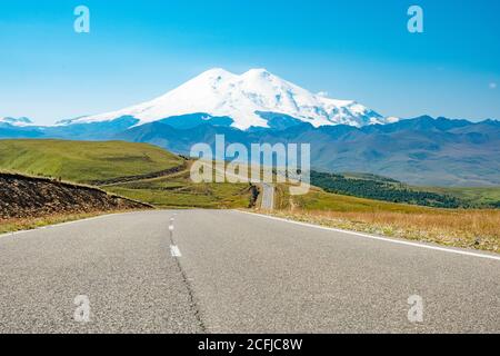 Panoramastraße zur Jilli-su-Spur vor dem Hintergrund des höchsten Gipfels Europas, des Elbrus Stockfoto