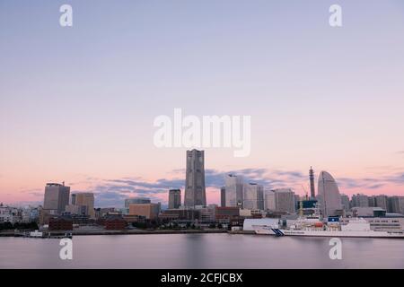 Die Wolkenkratzer von Yokohama Minato-Mirai in Dawn Stockfoto