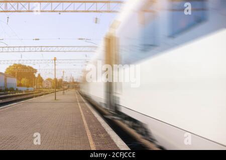 Hochgeschwindigkeitszug fährt auf Bahngleisen in der Stadt Stockfoto