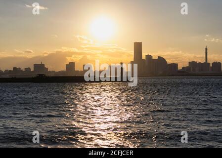 Yokohama Skyline bei Sonnenuntergang Stockfoto