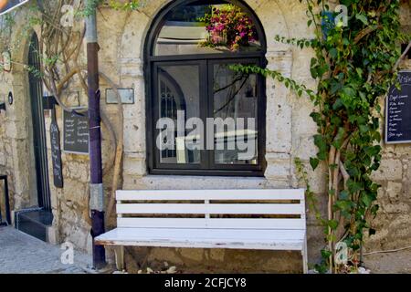 Farbenfrohe und steinerne Häuser in einer engen Straße in Alacati cesme, izmir Stockfoto