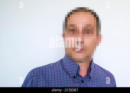 Porträt eines Mannes mit verpixeltem Gesicht in einem Konzept Anonymität oder DSGVO Stockfoto
