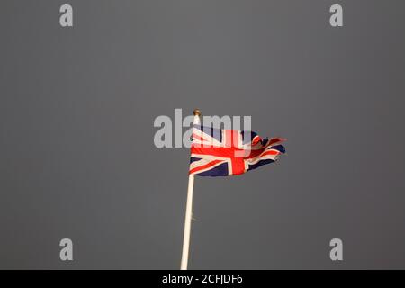 Sturm und Union Jack im Lands end Cornwall Stockfoto