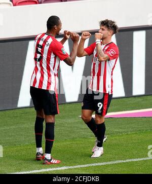 Brentfords Ethan Pinnock (links) feiert das erste Tor seines Spielers mit Emiliano Marcondes während des Carabao Cup-Spiels in der ersten Runde im Brentford Community Stadium, Brentford. Stockfoto