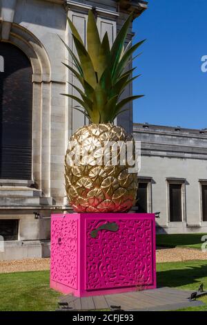 Riesige goldene Ananasskulptur vor dem Fitzwilliam Museum in der Trumpington Street, Cambridge, Cambridgeshire, Großbritannien. Stockfoto