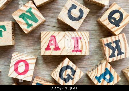 Buchstabenblock im Wort AI (Abkürzung für künstliche Intelligenz) Mit einem anderen auf Holz Hintergrund Stockfoto