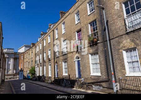 Gesamtansicht der Reihenhäuser in der Fitzwilliam Street, Cambridge, Cambridgeshire, UK. Stockfoto