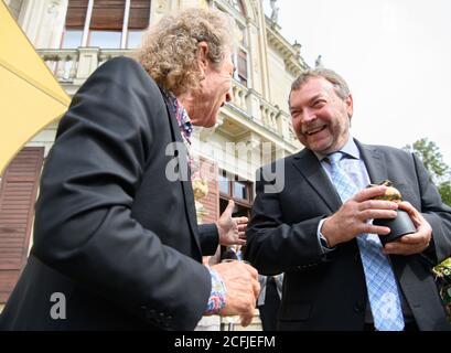 06. September 2020, Sachsen, Dresden: Seeretter Claus-Peter Reisch (r) steht im Garten von Schloss Albrechtsberg neben dem Rocksänger Peter Maffay, dem Laudator des Preisträgers, nach der Verleihung des 24. Erich Kästner-Preises des Dresdner Presseclubs mit dem Preis in den Händen. Im Sommer 2018 verbrachte Claus-Peter Reisch für den Dresdner Verein Mission Lifeline Tage mit 230 Flüchtlingen, die aus Seenot gerettet wurden und von keinem Staat aufgenommen werden wollten, über das Mittelmeer. Der Preis ist mit 10,000 Euro dotiert und wird alle zwei Jahre vergeben. Foto: Robert Micha Stockfoto