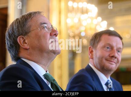 06. September 2020, Sachsen, Dresden: Armin Laschet (l.), Ministerpräsident von Nordrhein-Westfalen, und Michael Kretschmer (beide CDU), Ministerpräsident von Sachsen, folgen der Verleihung des 24. Erich Kästner-Preises des Dresdner Presseclubs an den Seenothelfer Reisch auf Schloss Albrechtsberg. Im Sommer 2018 verbrachte Reisch Tage im Mittelmeer für den Dresdner Verein Mission Lifeline mit 230 Flüchtlingen, die aus Seenot gerettet wurden und von keinem Staat aufgenommen werden wollten. Der Preis ist mit 10,000 Euro dotiert und wird alle zwei Jahre vergeben. Foto: Robert Michael/dpa Stockfoto