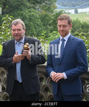 06. September 2020, Sachsen, Dresden: Seeretter Claus-Peter Reisch (l.) steht neben dem sächsischen Ministerpräsidenten Michael Kretschmer (CDU) im Garten von Schloss Albrechtsberg, nachdem er den 24. Erich Kästner-Preis des Dresdner Presseclubs mit dem Preis in den Händen erhalten hat. Im Sommer 2018 verbrachte Claus-Peter Reisch Tage im Mittelmeer für den Dresdner Verein Mission Lifeline mit 230 Flüchtlingen, die aus Seenot gerettet wurden und von keinem Staat aufgenommen werden wollten. Der Preis ist mit 10 000 Euro dotiert und wird alle zwei Jahre vergeben. Foto: Robert Michael/dpa-Ze Stockfoto