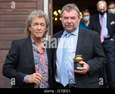 06. September 2020, Sachsen, Dresden: Seeretter Claus-Peter Reisch (r) steht im Garten von Schloss Albrechtsberg neben dem Rocksänger Peter Maffay, dem Laudator des Preisträgers, nach der Verleihung des 24. Erich Kästner-Preises des Dresdner Presseclubs mit dem Preis in den Händen. Im Sommer 2018 verbrachte Claus-Peter Reisch für den Dresdner Verein Mission Lifeline Tage mit 230 Flüchtlingen, die aus Seenot gerettet wurden und von keinem Staat aufgenommen werden wollten, über das Mittelmeer. Der Preis ist mit 10,000 Euro dotiert und wird alle zwei Jahre vergeben. Foto: Robert Micha Stockfoto