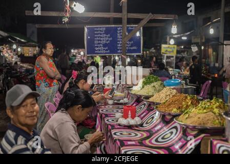 Essen gehen in Pyay, Myanmar Stockfoto