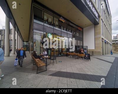 STARBUCKS Shop Store Front in Mall in Hannover, Deutschland, 31.8.2020 Starbucks ist eine berühmte Marke von Cafés Stockfoto
