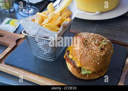 Premium Hamburger und Kartoffelchips / Pommes frites Stockfoto