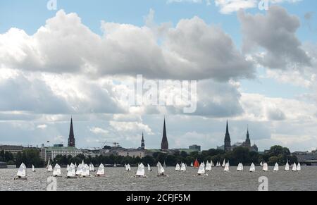 Hamburg, Deutschland. September 2020. Zahlreiche Segelboote sind im Sonnenschein auf dem Außenwagen vor der Skyline der Innenstadt unterwegs. Quelle: Daniel Bockwoldt/dpa/Alamy Live News Stockfoto