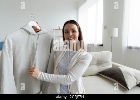 Lächelnd schöne Bloggerin Aufnahme Shopping-Video für persönlichen Kanal. Stockfoto