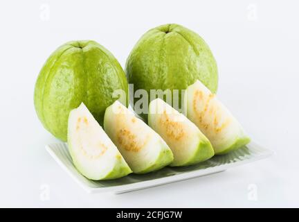 Von Guava auf weißem Hintergrund geschnitten Stockfoto