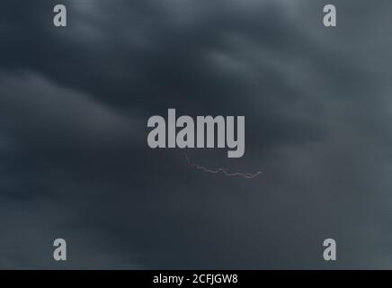 Blitze am dunklen Himmel Stockfoto