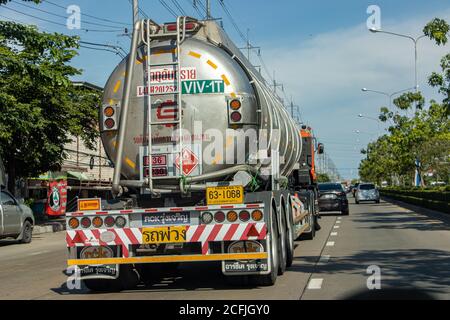 SAMUT PRAKAN, THAILAND, JUNI 20 2020, der LKW mit Zisterne Fahrt auf der Straße. Eine gefährliche Ladung im Verkehr auf der Straße. Stockfoto