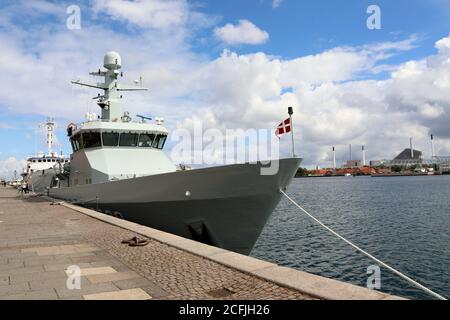 Dänisches Patrouillenboot am Wasser in Kopenhagen Stockfoto