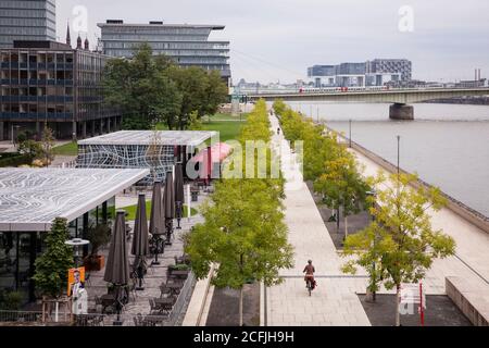 Der Rheinboulevard im Stadtteil Deutz mit den Restaurantpavillons vor dem Hyatt Hotel, im Hintergrund die Kranichhäuser an der Rheinau Stockfoto