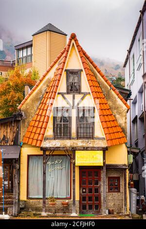 NIKKO, JAPAN - 31. OKTOBER 2012: Ein malerisches Restaurant Schaufenster in Nikko Werbung Ramen und Rindfleisch Curry. Stockfoto