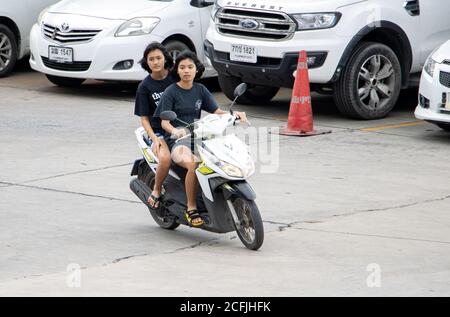 SAMUT PRAKAN, THAILAND, JUNI 26 2020, zwei Frauen fahren auf dem Motorrad auf der Straße. Stockfoto