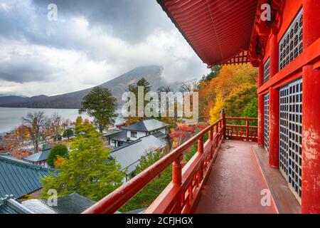 Nikko, Japan betrachtet im Herbst von Chuzen-Ji-Tempel-Komplex. Stockfoto