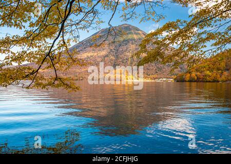 Mt. Nantai am Chuzenji-See während der Herbstsaison in Nikko, Japan. Stockfoto