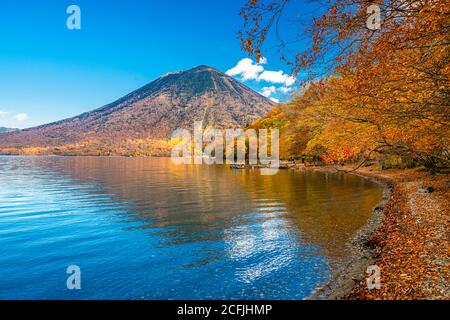 Mt. Nantai am Chuzenji-See während der Herbstsaison in Nikko, Japan. Stockfoto