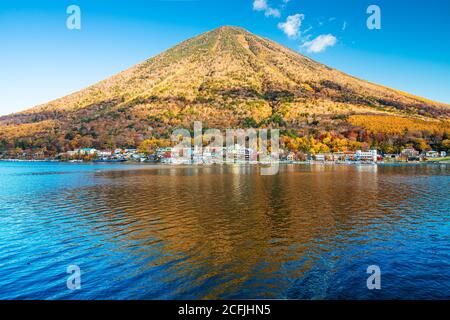 Mt. Nantai am Chuzenji-See während der Herbstsaison in Nikko, Japan. Stockfoto