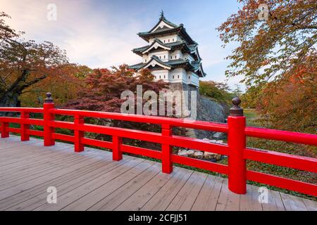 Hirosaki Schloss in Hirosaki, Japan im Herbst in der Dämmerung. Stockfoto